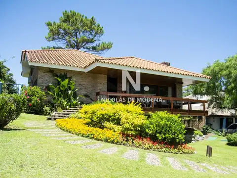 Hermosa casa en venta a pocos metros del mar.