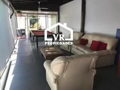 Pilar centro, sobre calle Hipóloto Irigoyen, Pilar 300