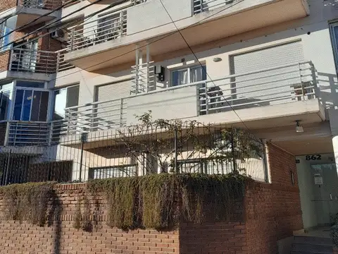 Hermos departamento de 2 ambientes en Planta Baja con 2 Jardines...
