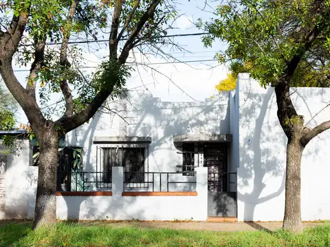 Vendo. 9 de Julio 804, casa con galpón y amplio terreno.