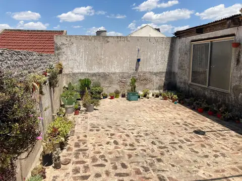 Casa con galpón en 2 plantas