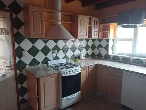 Casa en Alquiler con 2 cocheras