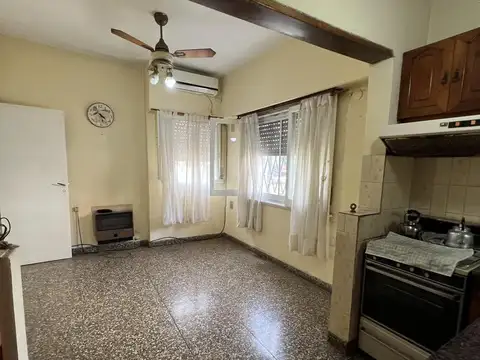 Casa 4 ambientes con 2 baños