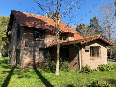 Casa 8 ambientes con 3 baños