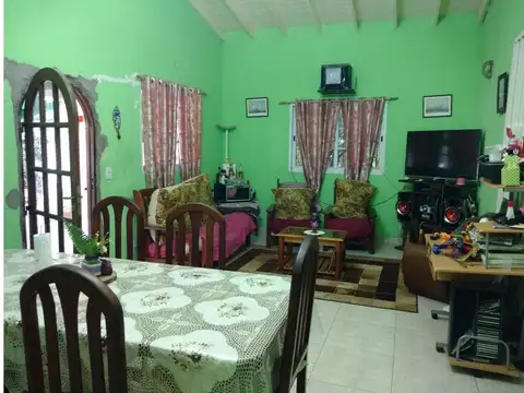 Casa tipo 3 ambientes con pileta sobre lote de 540 m2, a 100