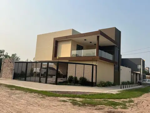 Casa en Venta con 2 cocheras
