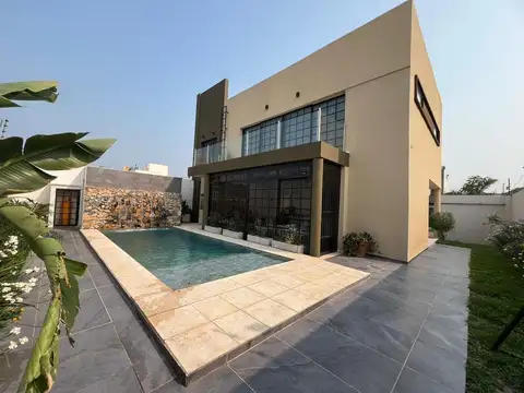 SE VENDE: CANADA 245. CASA 3 DORMITORIOS