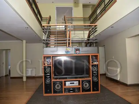 Casa 8 ambientes con 3 baños