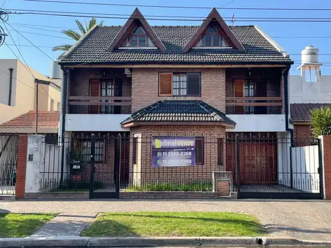 Casa 5 ambientes con cochera, fondo libre con pileta y quincho