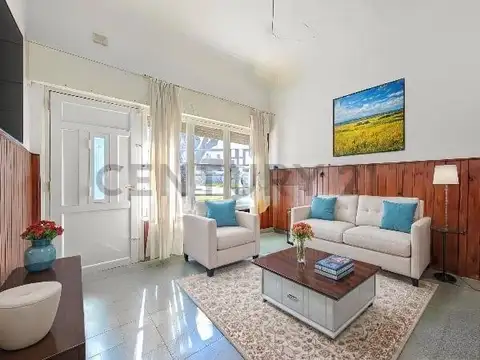 CASA - TRES DORMITORIOS - COCHERA - PATIO - JARDIN