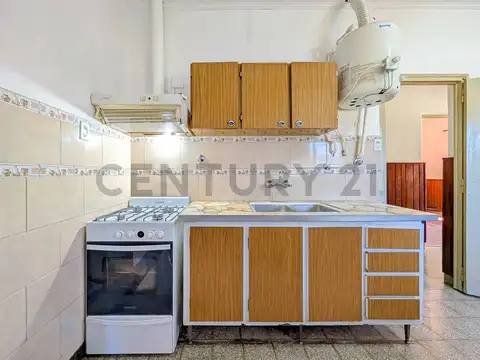 CASA - TRES DORMITORIOS - COCHERA - PATIO - JARDIN