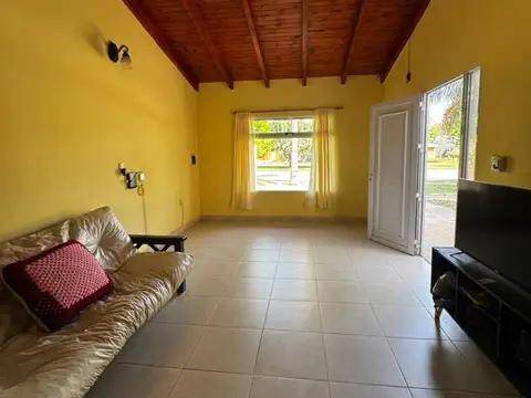 Casa 4 ambientes con 2 baños
