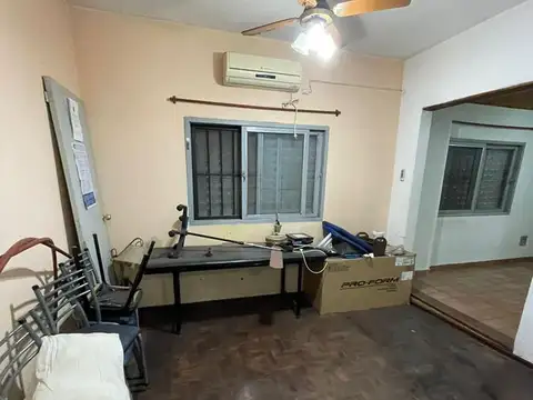 Casa 8 ambientes con 2 baños