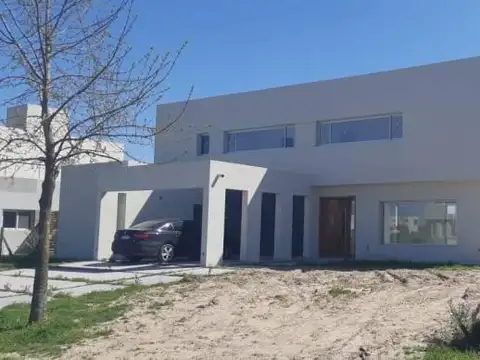 EXCELENTE CASA A LA LAGUNA -  EL CANTON ISLAS