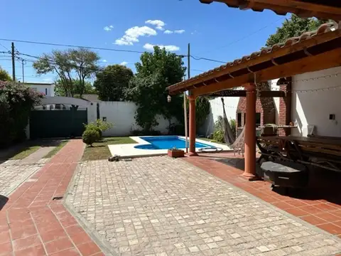 Casa en Venta con 2 cocheras