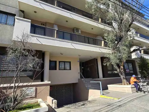 BELLO DEPARTAMENTO EN VENTA EN CARLOS PAZ, GRAN OPORTUNIDAD, FRENTE CON BALCÓN A LA CALLE