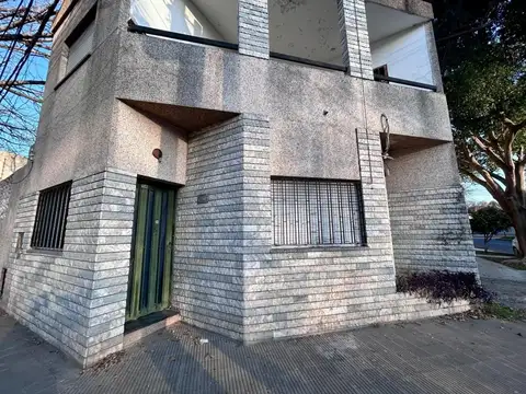Garay 1700, esquina italia, 2 dormitorios, cochera.