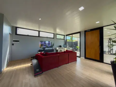 Casa con pileta y quincho en venta Zona Los Hornos