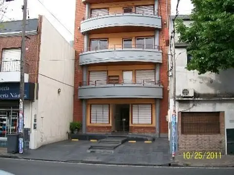 EXCELENTE DEPTO 2 AMB. DE 55 MTS. SOBRE PTE. PERON 1900