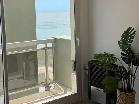 Venta de 2 ambientes con vista lateral al mar