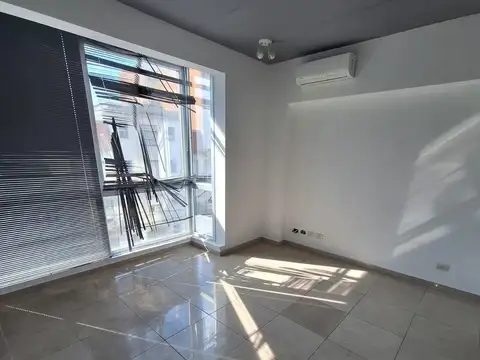 EN VENTA OFICINA DE 3 AMB CON OPCION DE COCHERA.