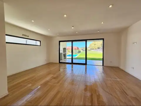 Casa 5 ambientes con 4 baños