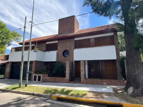 EXCELENTE CHALET C/JARDIN Y PISCINA EN FLORIDA M