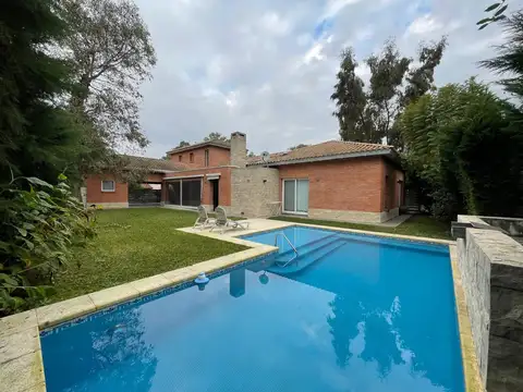 Casa 5 ambientes con 4 baños