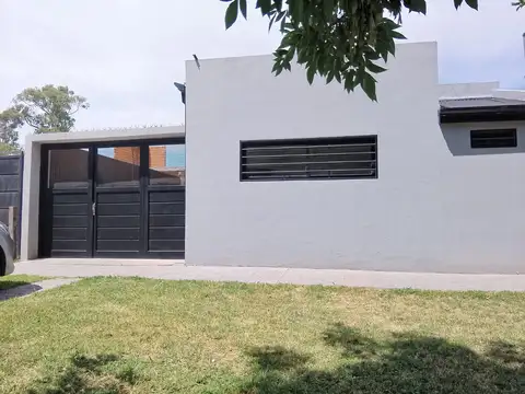 Casa en Alquiler con 2 cocheras