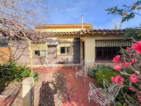 CASA  3 AMBIENTES JARDIN COCHERA TURDERA