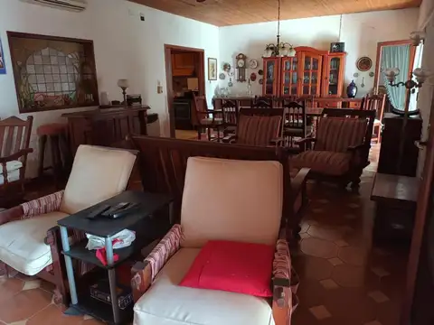 Casa 8 ambientes con 4 baños