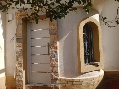 Casa en Alquiler con 1 cochera