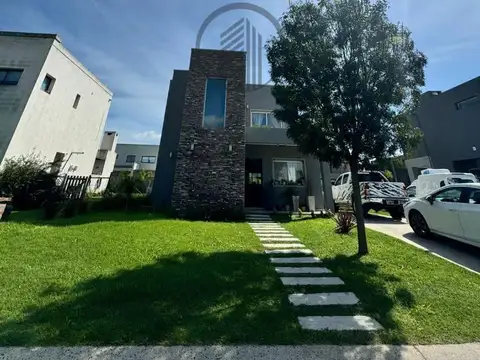 Casa 5 ambientes con 3 baños