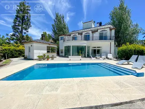 Casa en venta de 4 dormitorios en suite  con fondo al Lago en Abril Club de Campo, Guillermo Hudson