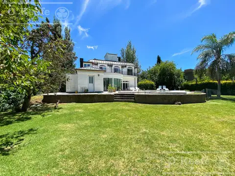 Casa en Venta con 3 cocheras