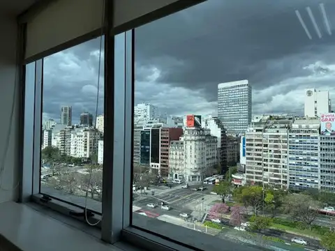 Oficina en venta  con 5 despachos y sala de reuniones, piso alto.