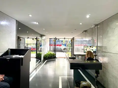 Oficina en venta  con 5 despachos y sala de reuniones, piso alto.