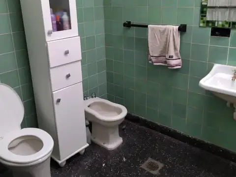 Casa muy amplia en excelente zona, buen estado, nuevas condi