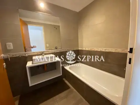 Amplio monoambiente con cocina separada