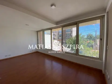 Amplio monoambiente con cocina separada