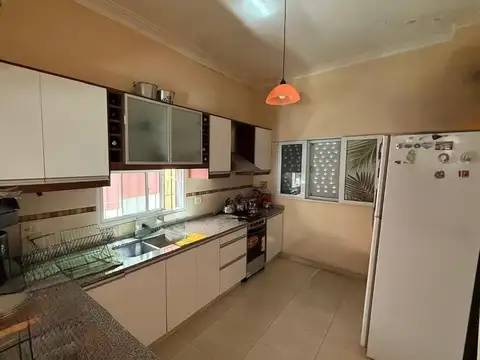 Casa 6 ambientes con 2 baños