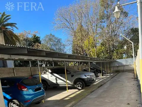 Venta edificio con unidades de 2 y 3 ambientes, local y cocheras en Florencio Varela