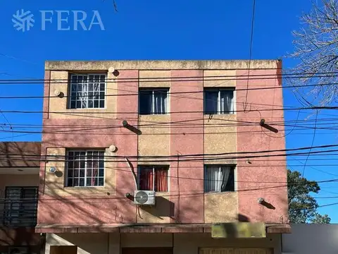 Venta edificio con unidades de 2 y 3 ambientes, local y cocheras en Florencio Varela