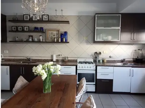 Casa en Alquiler con 1 cochera