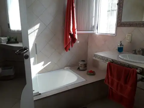 Casa 5 ambientes con 4 baños