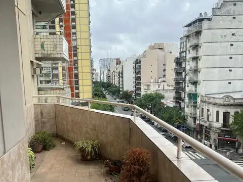 Venta departamento 4 ambientes con dependencia, balcón corrido, cochera y baulera!