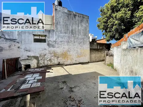 CASA DE DOS DORMITORIOS CON PATIO EN VENTA PERMUTA POR DEPARTAMENTO