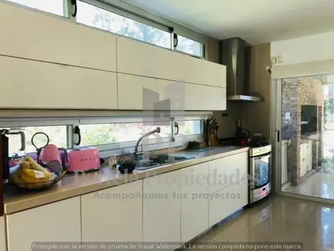 CASA EST. MINIMALISTA CON PILETA EN BARRIO PRIVADO