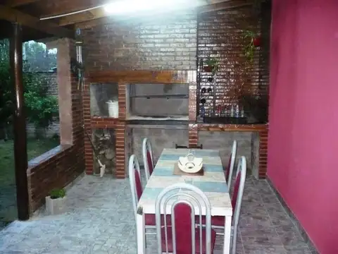 CASA A NUEVA! CON GRAN COCHERA Y EXCELENTE QUINCHO