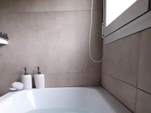 Excelete casa en barrio Las Lomas, tres dormitorios, uno en suite, dos baños. 4 Spilts, 2 tv smart